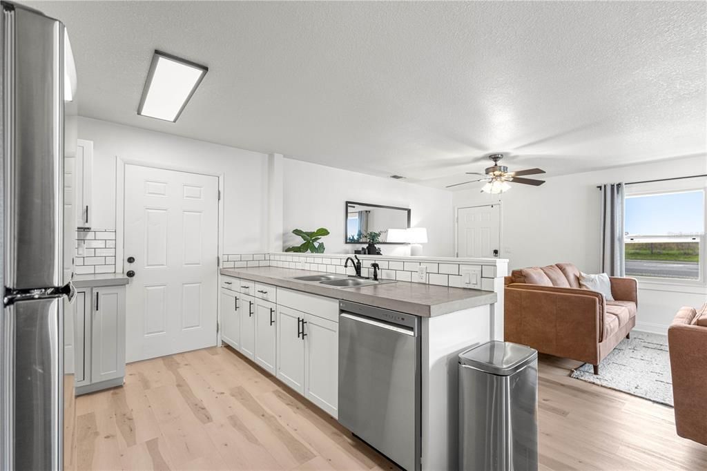 For Rent: $3,000 (2 beds, 1 baths, 980 Square Feet)
