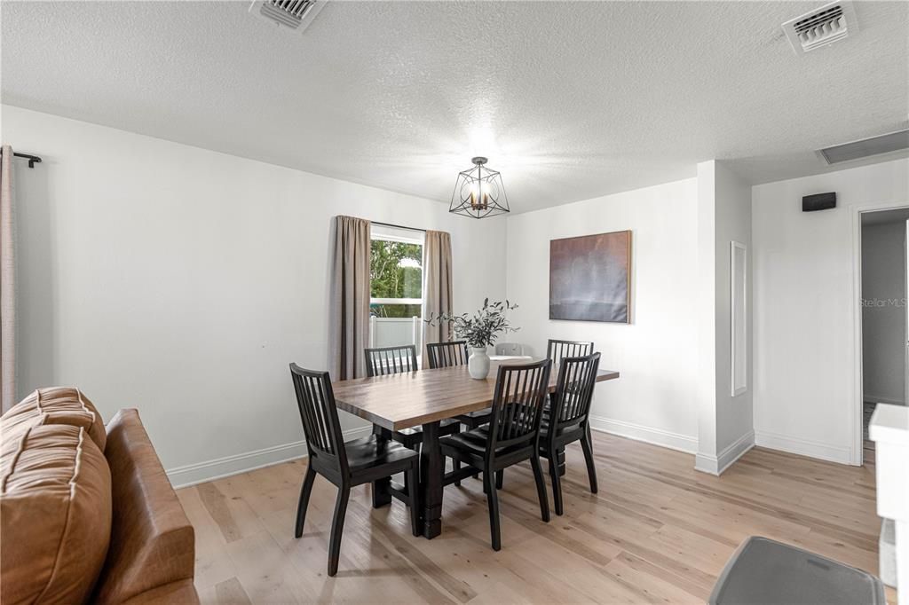 For Rent: $3,000 (2 beds, 1 baths, 980 Square Feet)