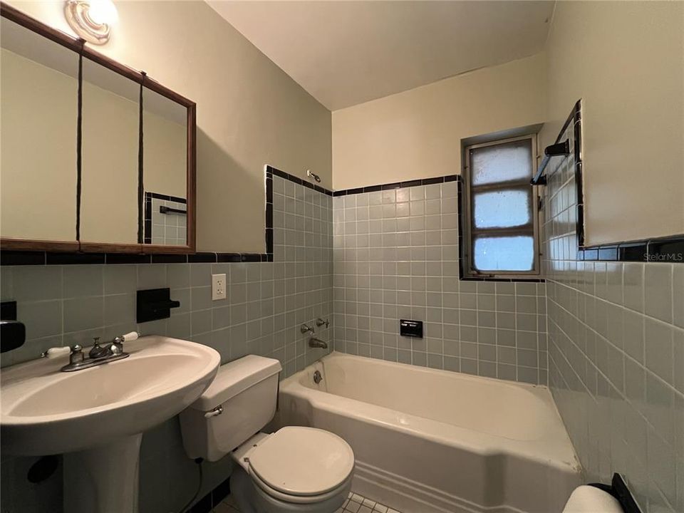 На продажу: $249,900 (3 спален, 2 ванн, 1210 Квадратных фут)