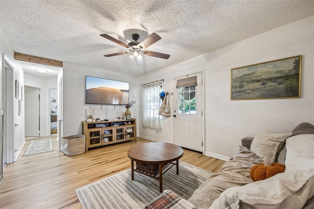 En Venta: $299,900 (3 camas, 2 baños, 1012 Pies cuadrados)