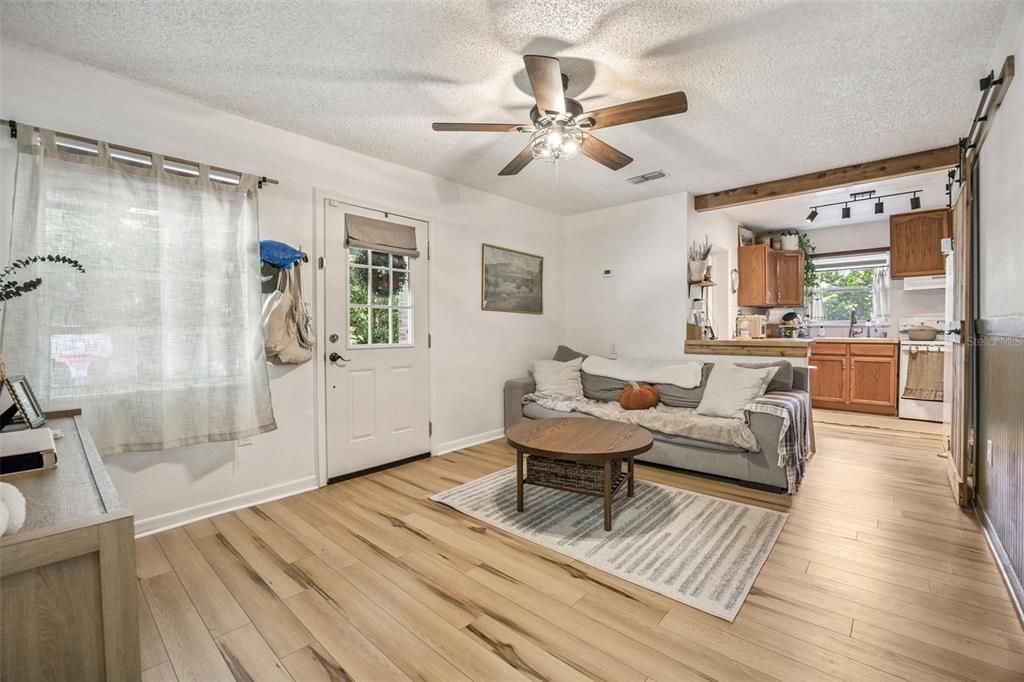 En Venta: $299,900 (3 camas, 2 baños, 1012 Pies cuadrados)