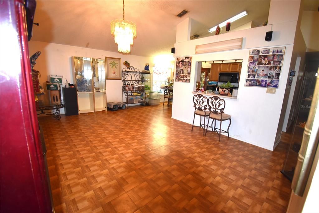For Sale: $319,900 (3 beds, 2 baths, 1370 Square Feet)