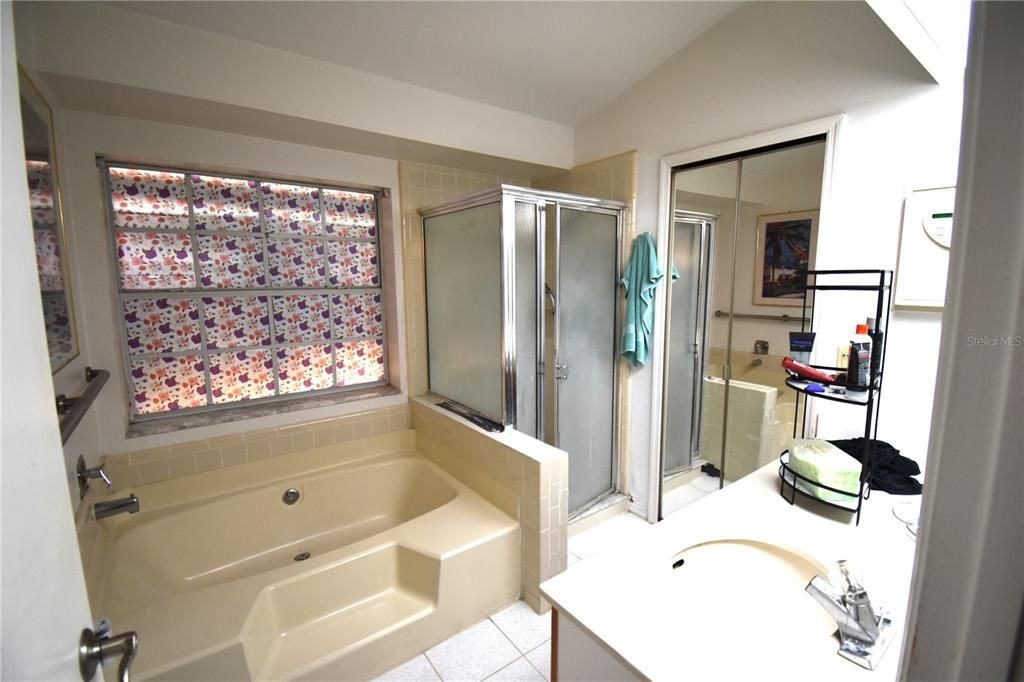 For Sale: $319,900 (3 beds, 2 baths, 1370 Square Feet)