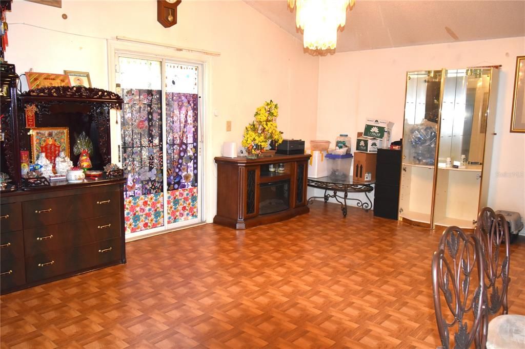 For Sale: $319,900 (3 beds, 2 baths, 1370 Square Feet)