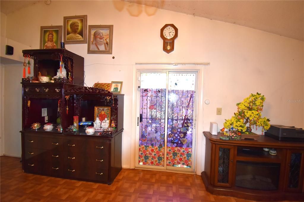 For Sale: $319,900 (3 beds, 2 baths, 1370 Square Feet)