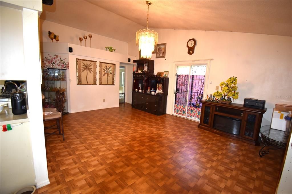 For Sale: $319,900 (3 beds, 2 baths, 1370 Square Feet)