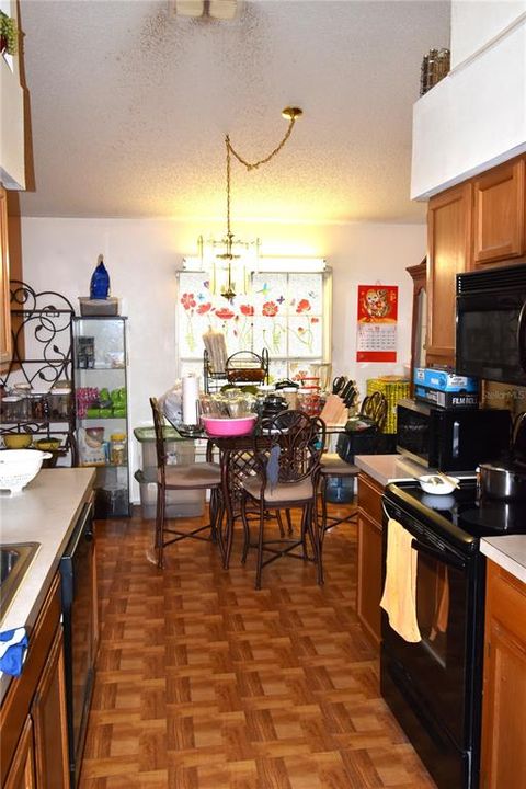 For Sale: $319,900 (3 beds, 2 baths, 1370 Square Feet)