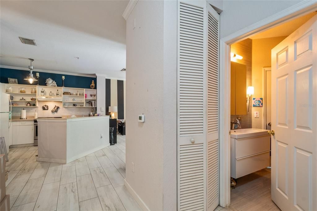 For Sale: $135,000 (1 beds, 1 baths, 782 Square Feet)