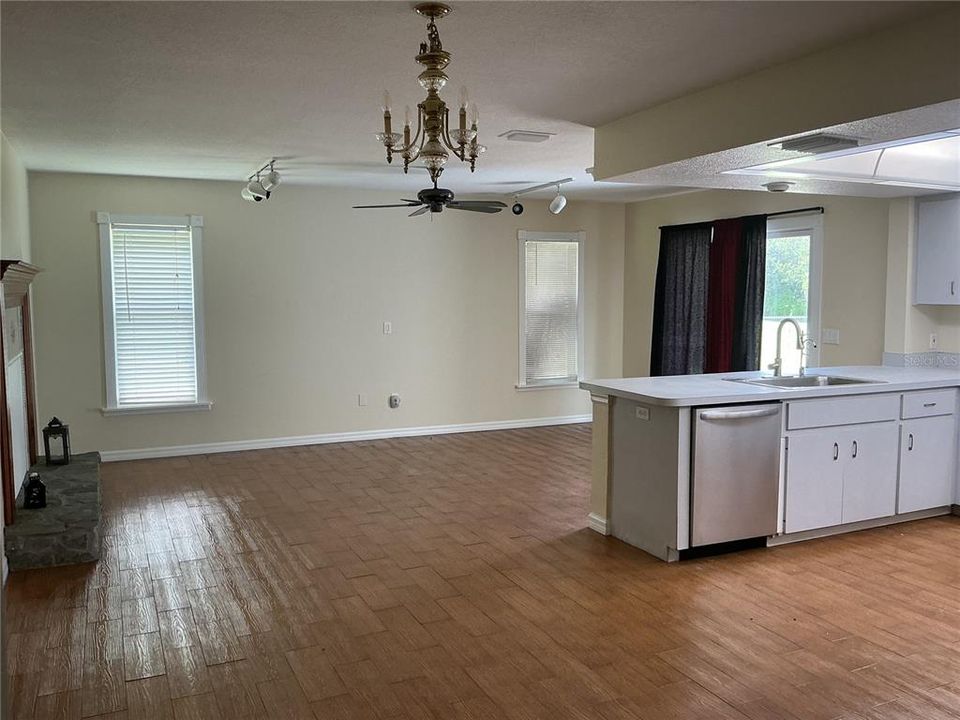 For Rent: $1,600 (3 beds, 2 baths, 1579 Square Feet)