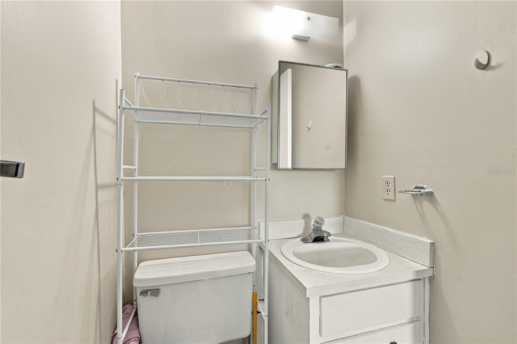 For Sale: $115,000 (2 beds, 1 baths, 825 Square Feet)