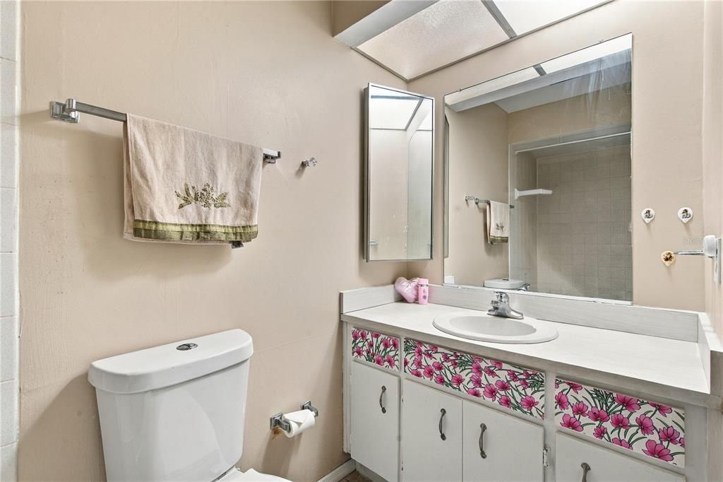For Sale: $115,000 (2 beds, 1 baths, 825 Square Feet)