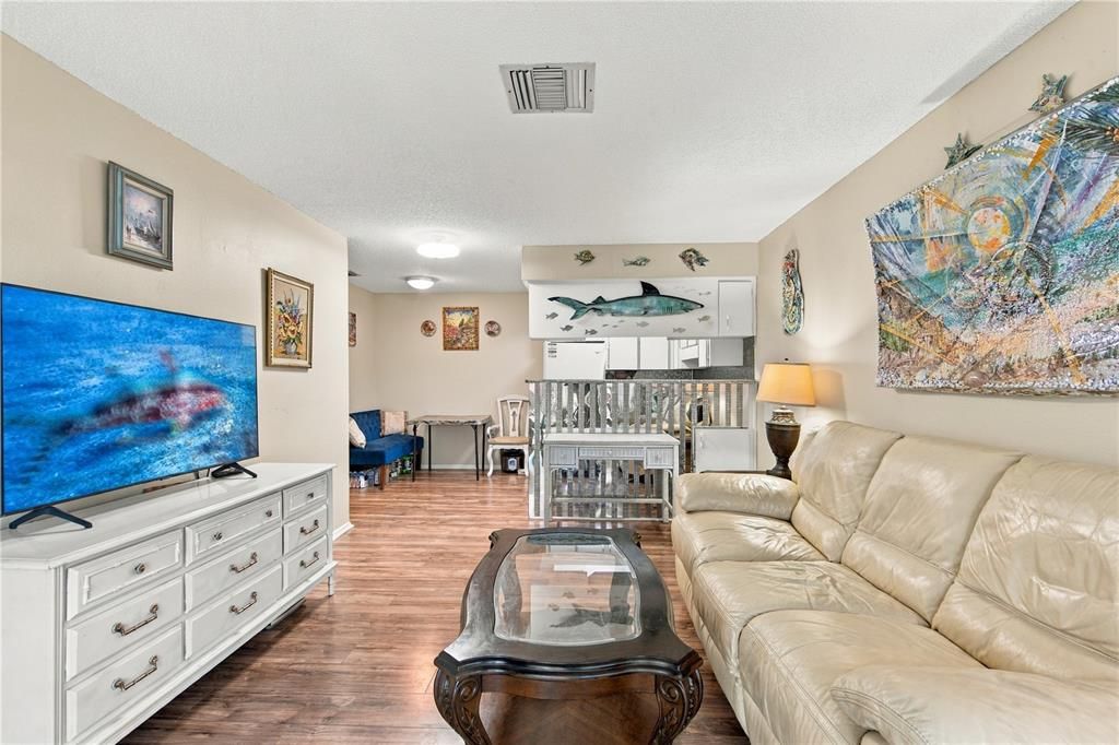 For Sale: $115,000 (2 beds, 1 baths, 825 Square Feet)
