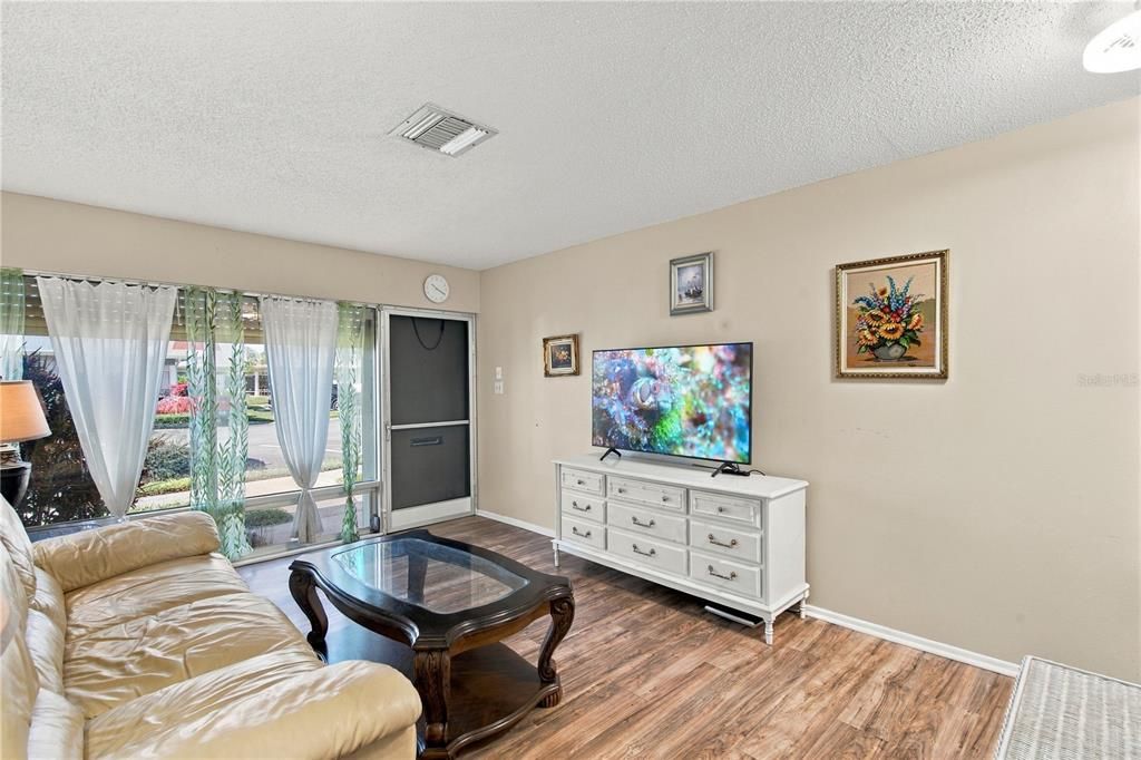 For Sale: $115,000 (2 beds, 1 baths, 825 Square Feet)