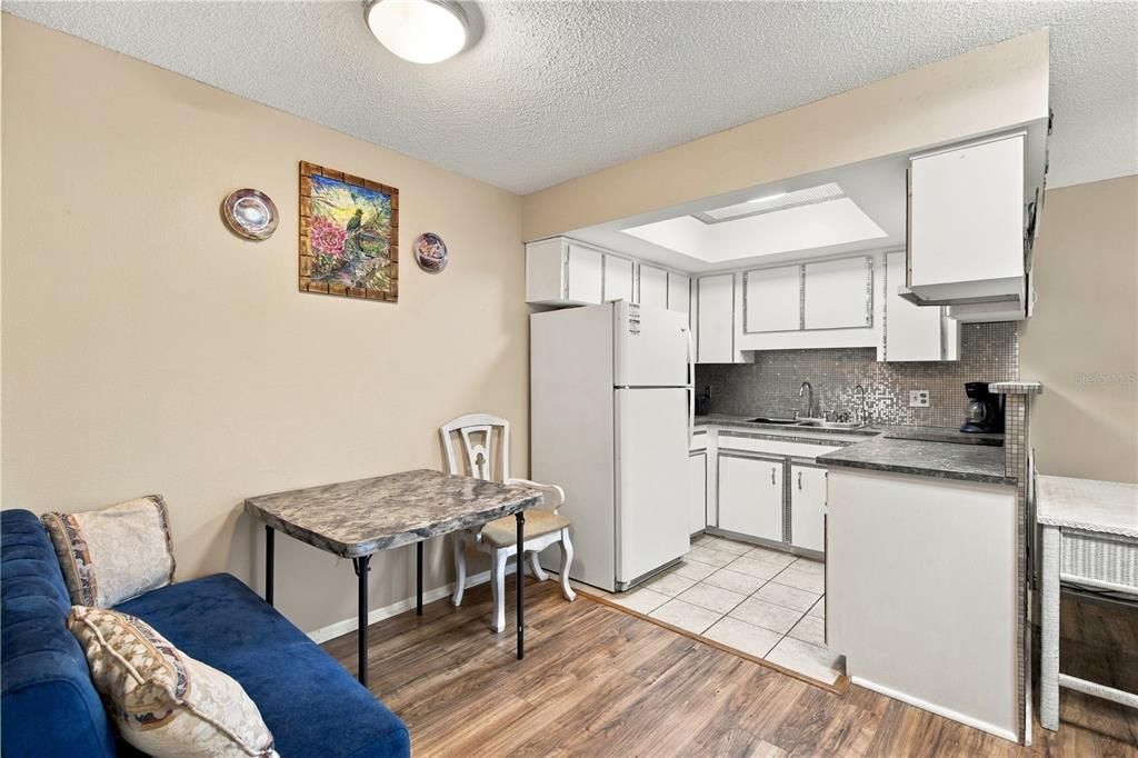 For Sale: $115,000 (2 beds, 1 baths, 825 Square Feet)