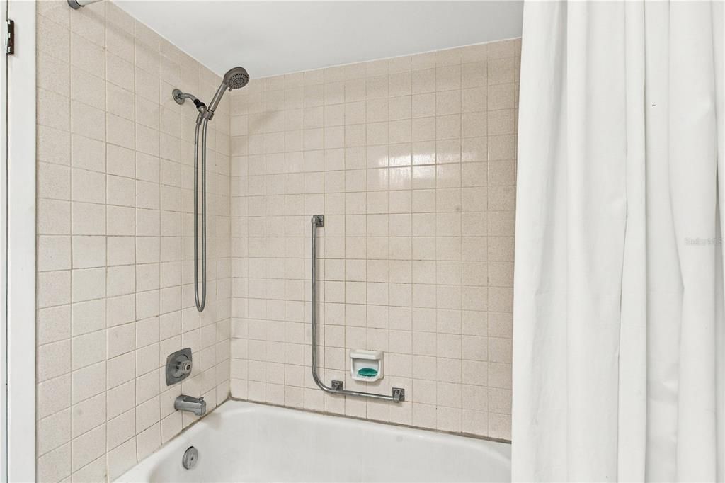 For Sale: $115,000 (2 beds, 1 baths, 825 Square Feet)