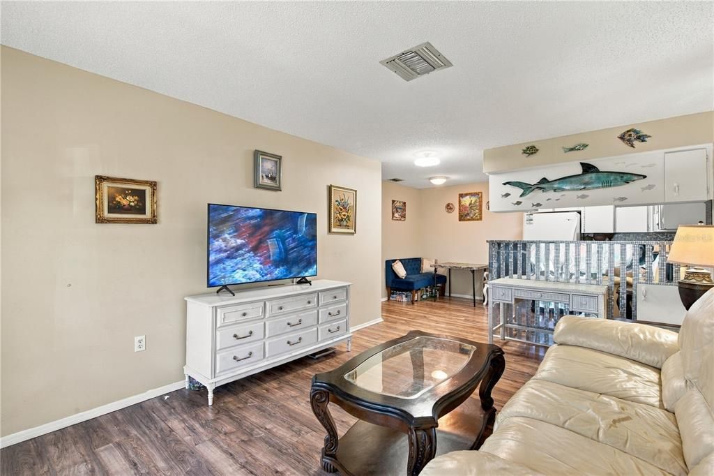 For Sale: $115,000 (2 beds, 1 baths, 825 Square Feet)