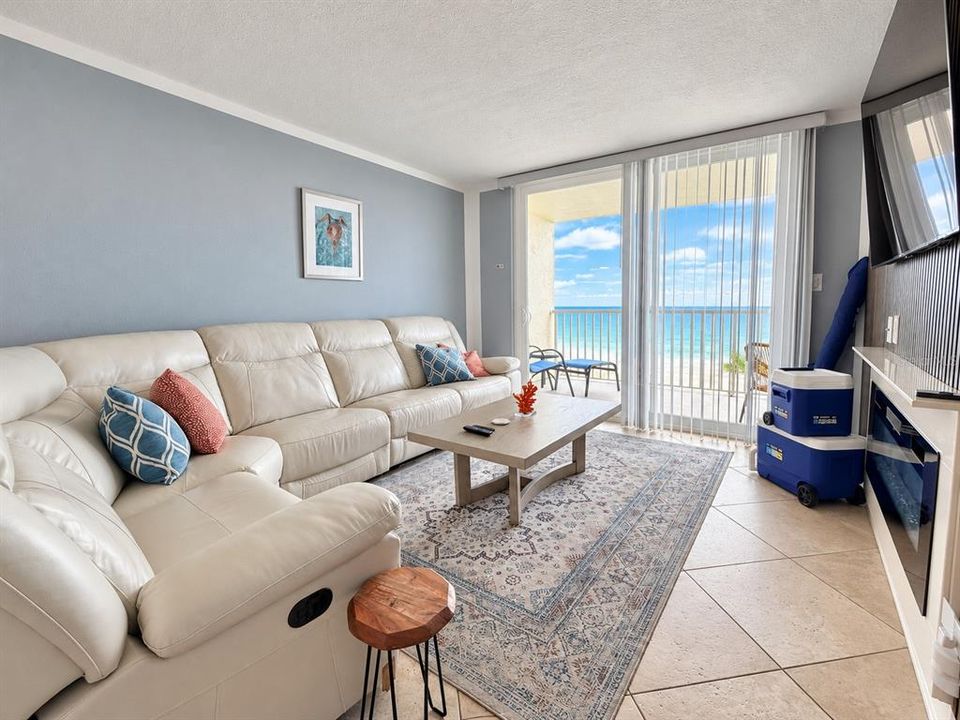 For Sale: $1,299,000 (3 beds, 2 baths, 1060 Square Feet)