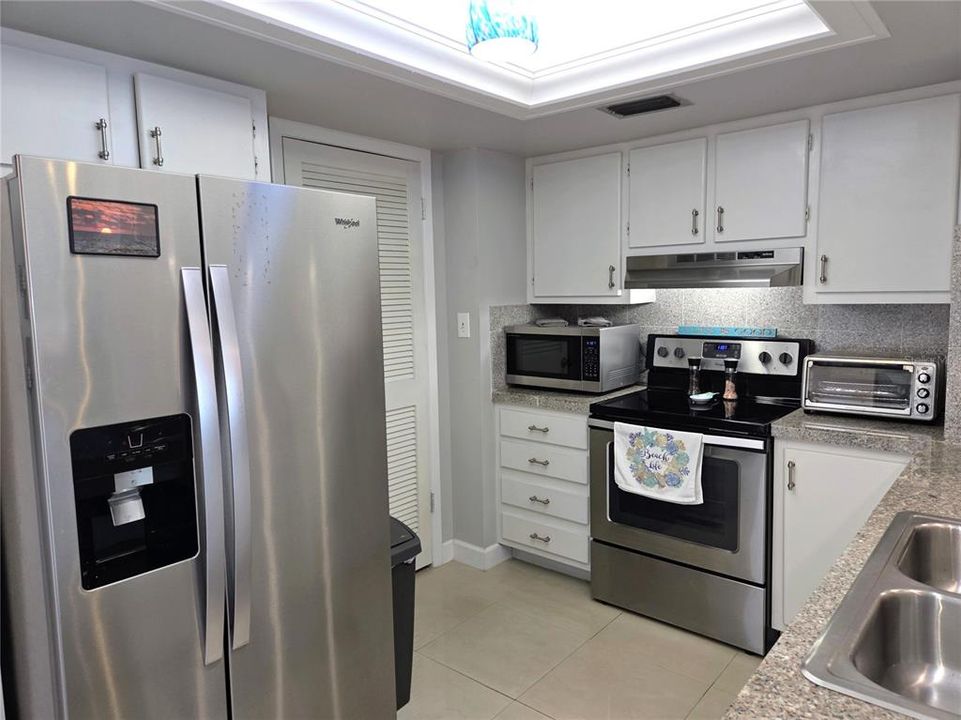 For Rent: $2,600 (1 beds, 1 baths, 860 Square Feet)