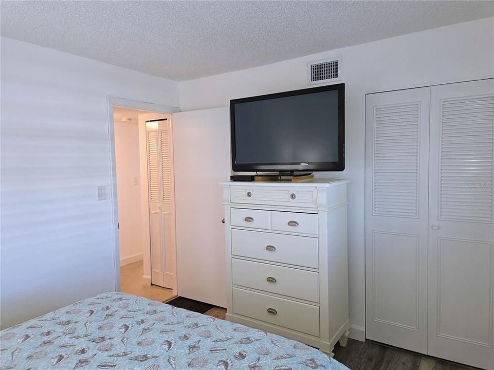 For Rent: $2,600 (1 beds, 1 baths, 860 Square Feet)