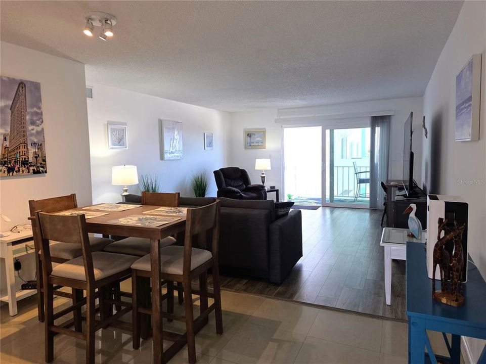 For Rent: $2,600 (1 beds, 1 baths, 860 Square Feet)