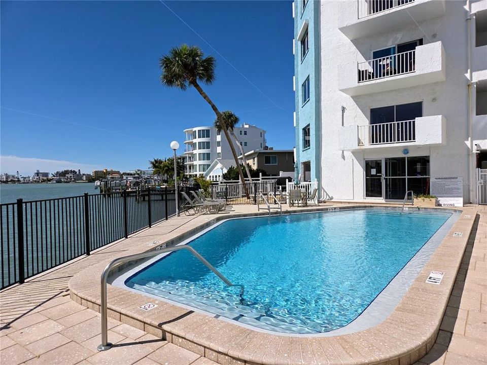 For Rent: $2,600 (1 beds, 1 baths, 860 Square Feet)