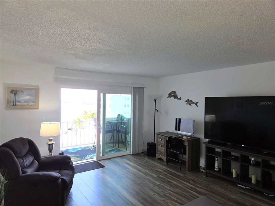 For Rent: $2,600 (1 beds, 1 baths, 860 Square Feet)