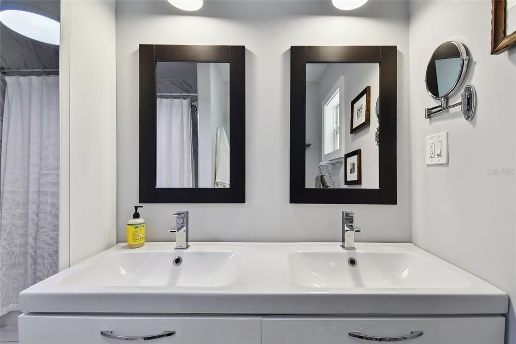 For Rent: $3,950 (2 beds, 1 baths, 1231 Square Feet)
