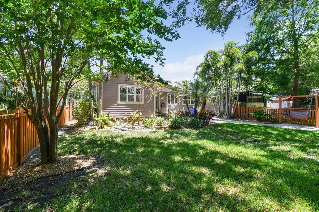 For Rent: $3,950 (2 beds, 1 baths, 1231 Square Feet)