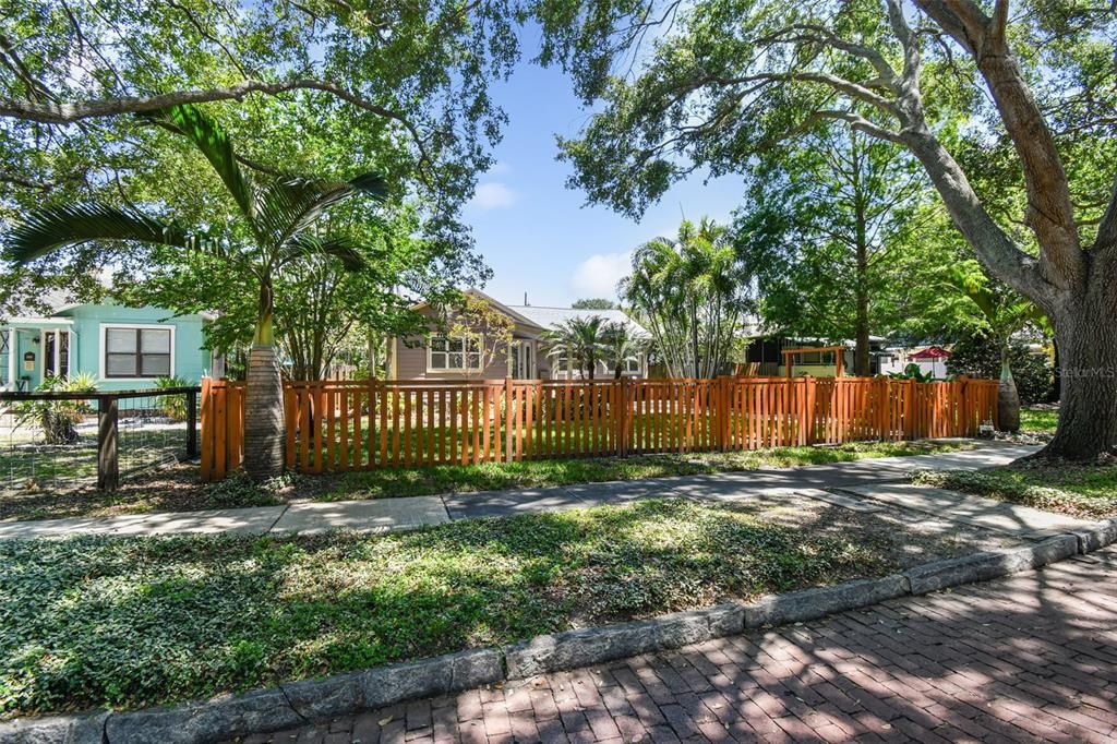 For Rent: $3,950 (2 beds, 1 baths, 1231 Square Feet)
