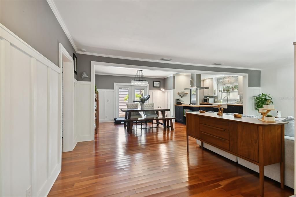 For Rent: $3,950 (2 beds, 1 baths, 1231 Square Feet)