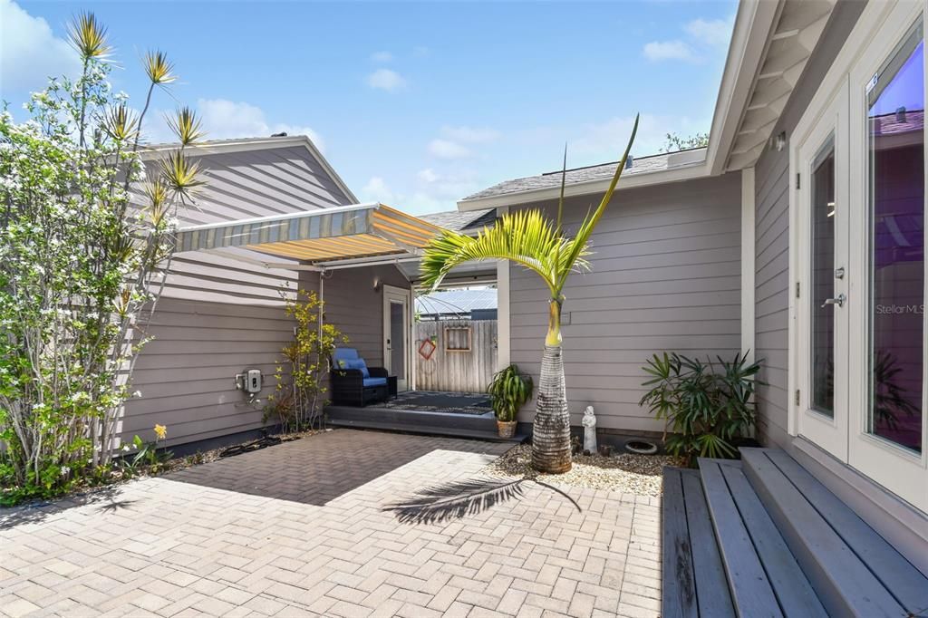 For Rent: $3,950 (2 beds, 1 baths, 1231 Square Feet)