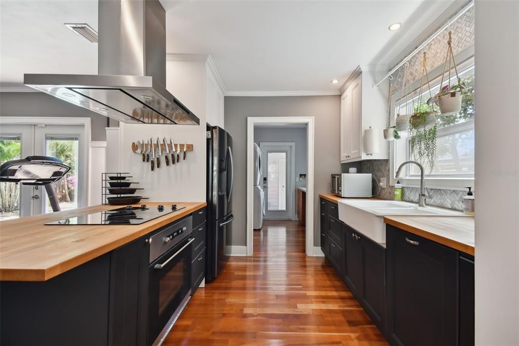 For Rent: $3,950 (2 beds, 1 baths, 1231 Square Feet)