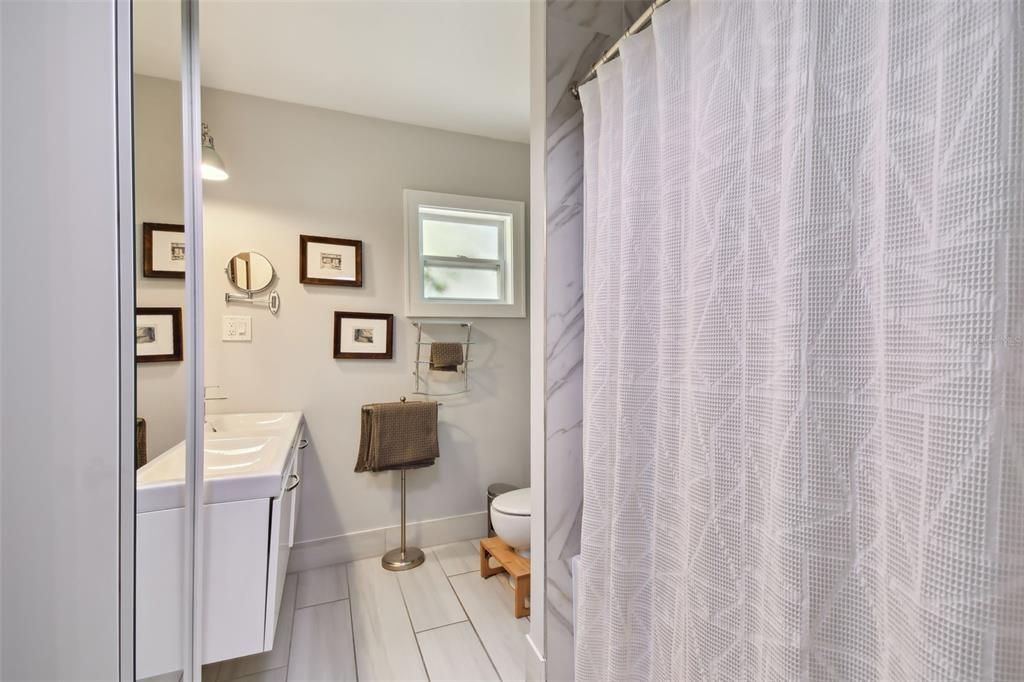 For Rent: $3,950 (2 beds, 1 baths, 1231 Square Feet)