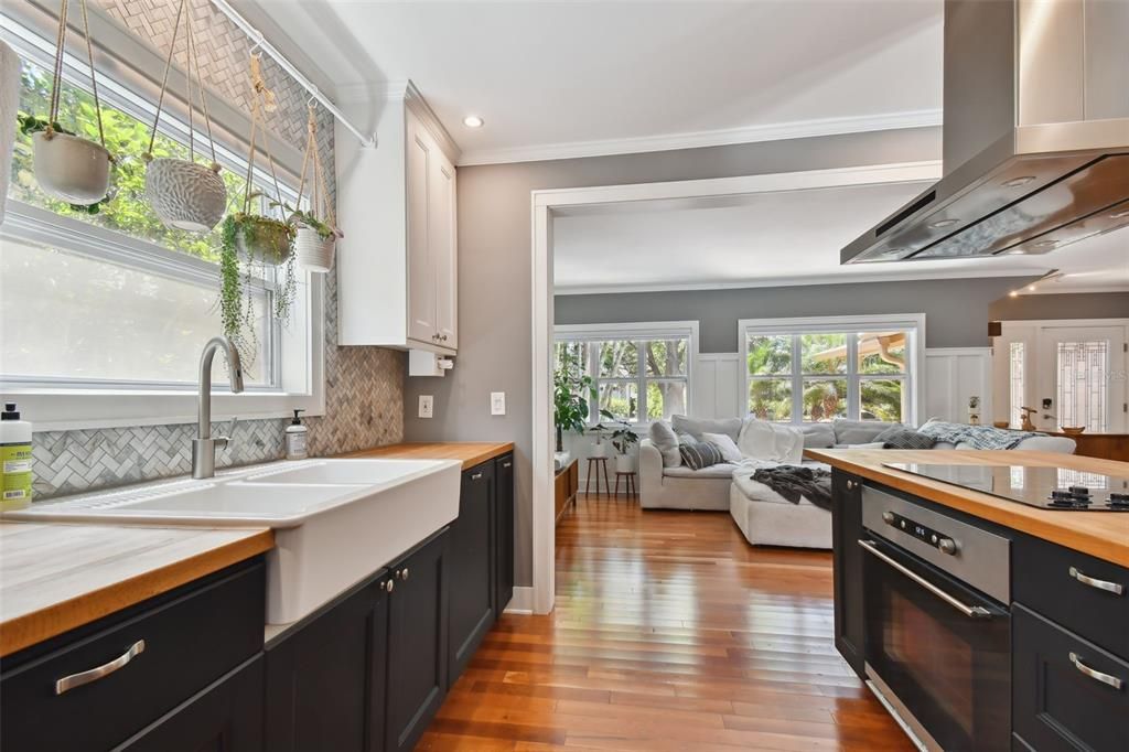 For Rent: $3,950 (2 beds, 1 baths, 1231 Square Feet)