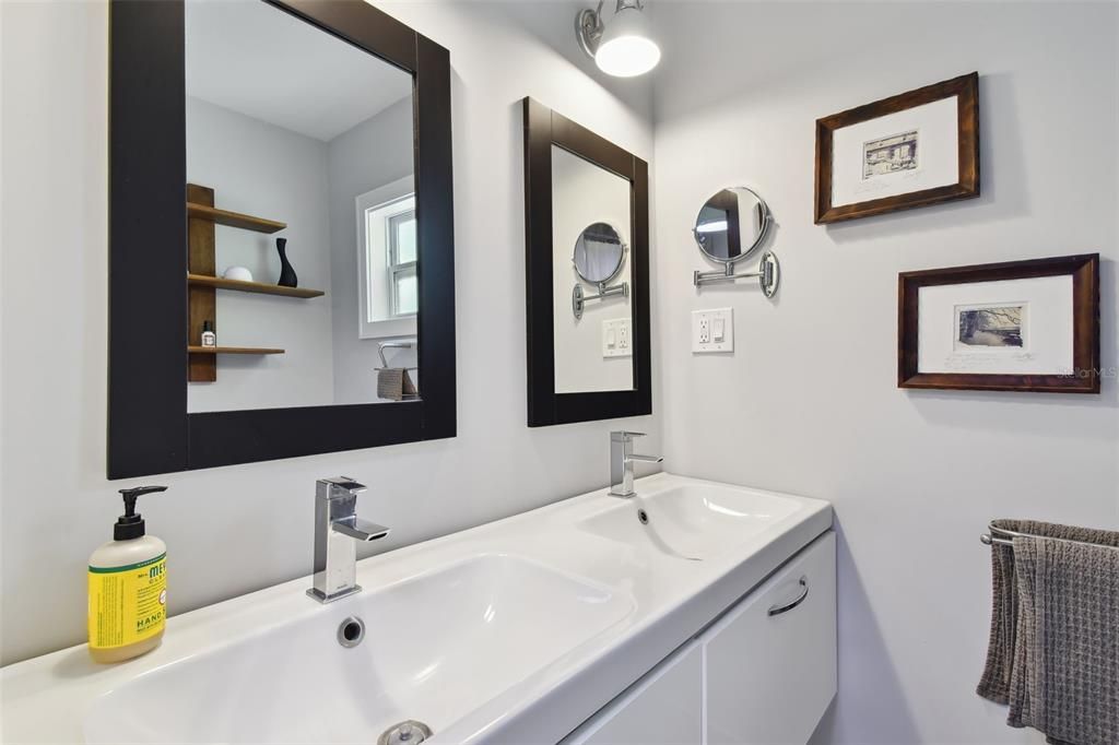 For Rent: $3,950 (2 beds, 1 baths, 1231 Square Feet)