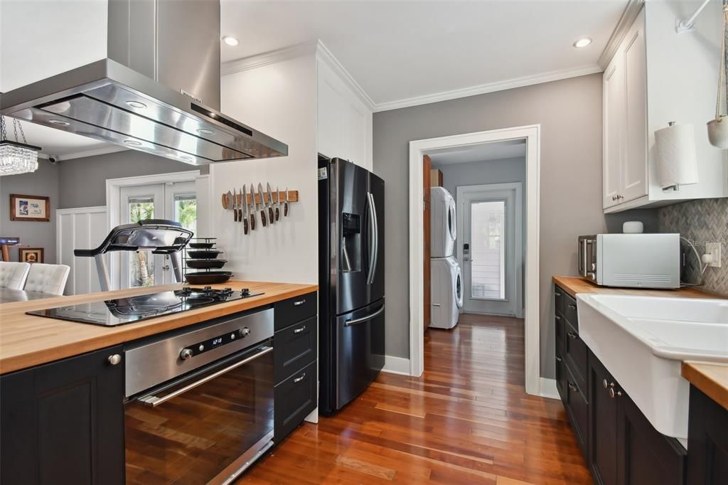 For Rent: $3,950 (2 beds, 1 baths, 1231 Square Feet)