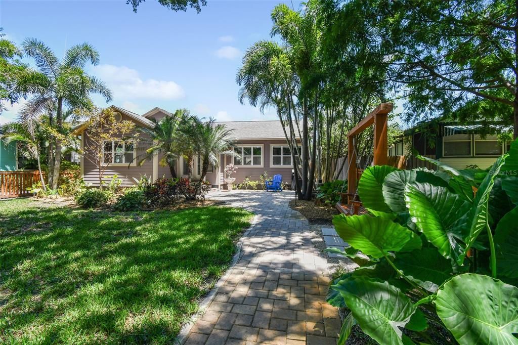 For Rent: $3,950 (2 beds, 1 baths, 1231 Square Feet)