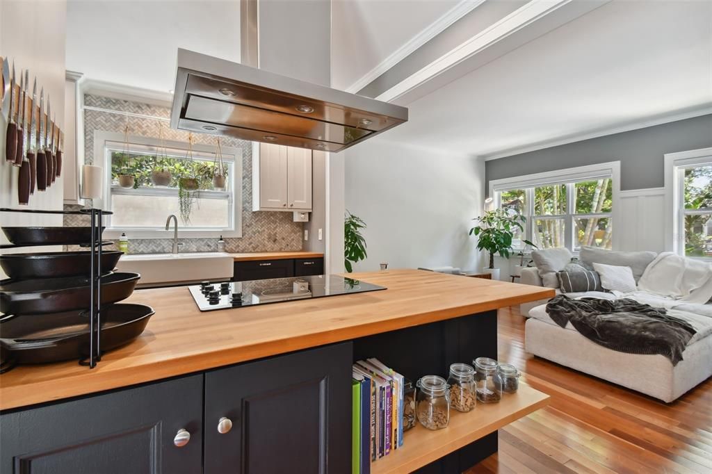 For Rent: $3,950 (2 beds, 1 baths, 1231 Square Feet)