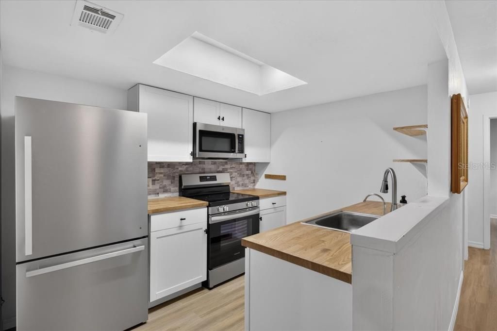 На продажу: $214,999 (2 спален, 2 ванн, 1051 Квадратных фут)