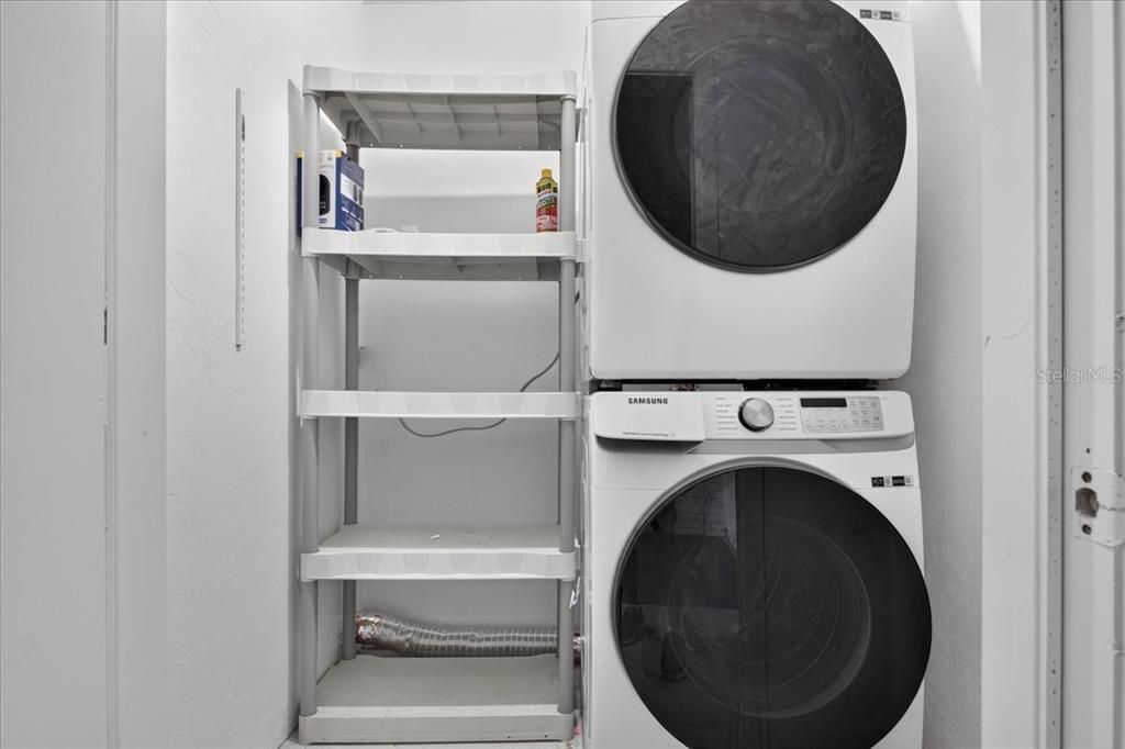 На продажу: $214,999 (2 спален, 2 ванн, 1051 Квадратных фут)