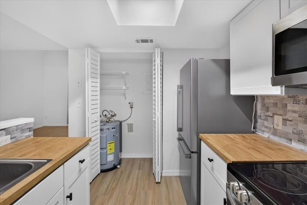 На продажу: $214,999 (2 спален, 2 ванн, 1051 Квадратных фут)