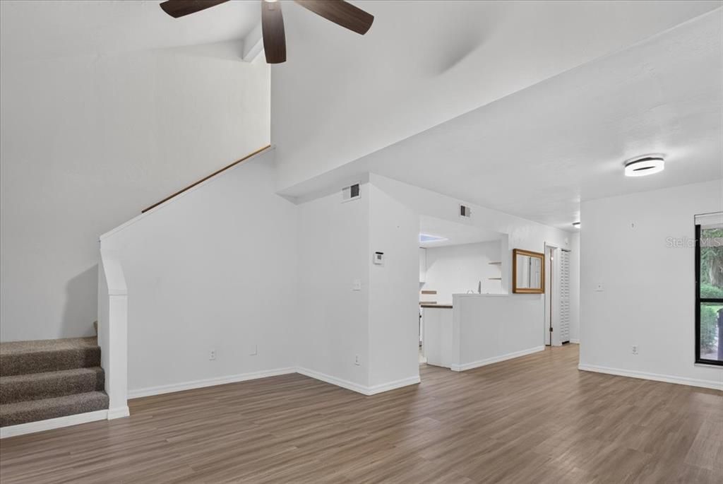 На продажу: $214,999 (2 спален, 2 ванн, 1051 Квадратных фут)