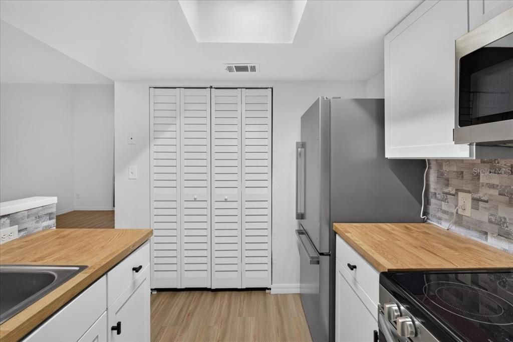 На продажу: $214,999 (2 спален, 2 ванн, 1051 Квадратных фут)