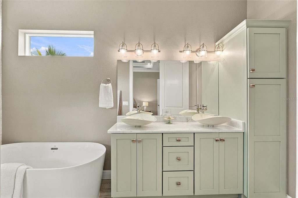 For Sale: $640,000 (3 beds, 2 baths, 1728 Square Feet)