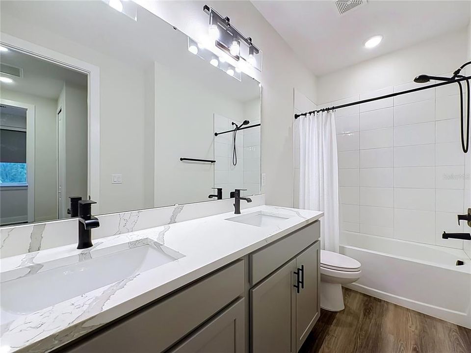 En Venta: $469,000 (3 camas, 3 baños, 1940 Pies cuadrados)