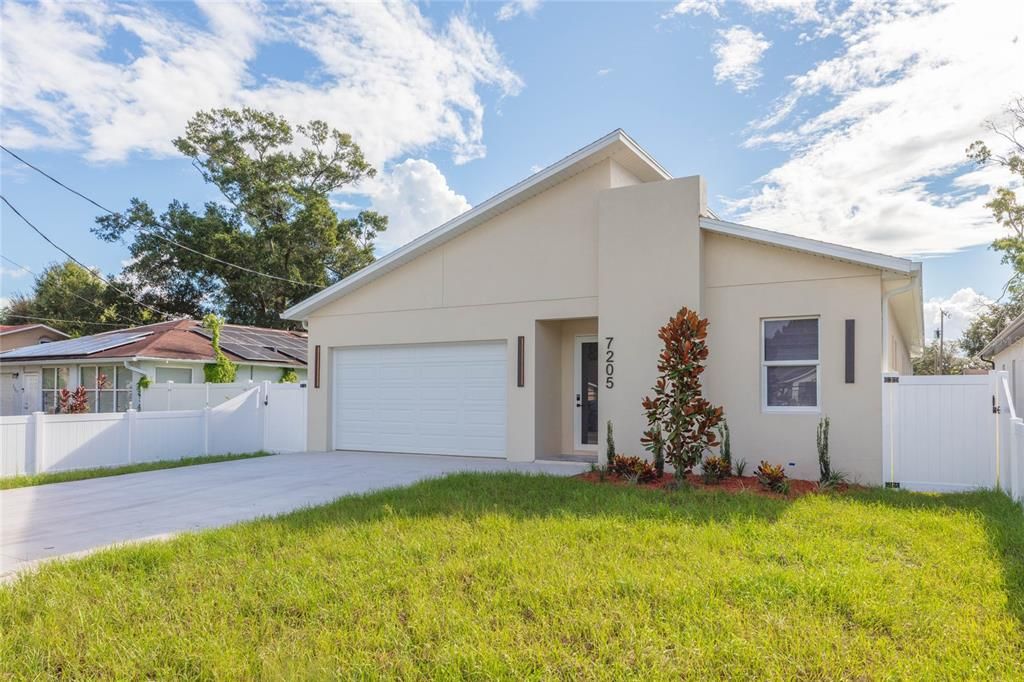 En Venta: $745,000 (4 camas, 3 baños, 2388 Pies cuadrados)