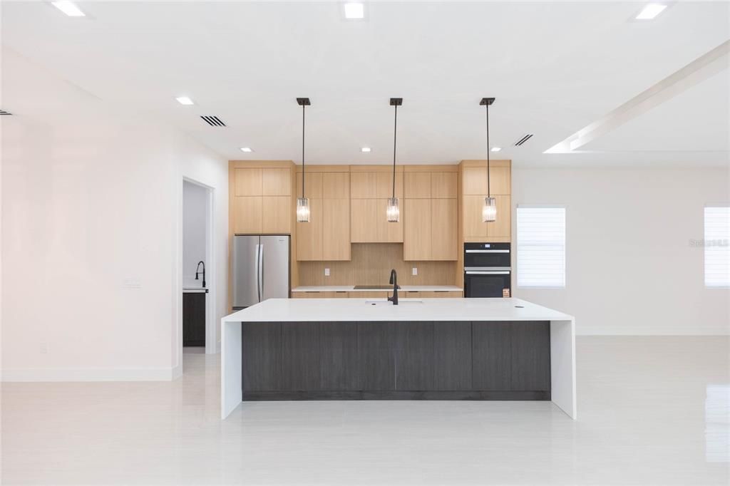 En Venta: $745,000 (4 camas, 3 baños, 2388 Pies cuadrados)