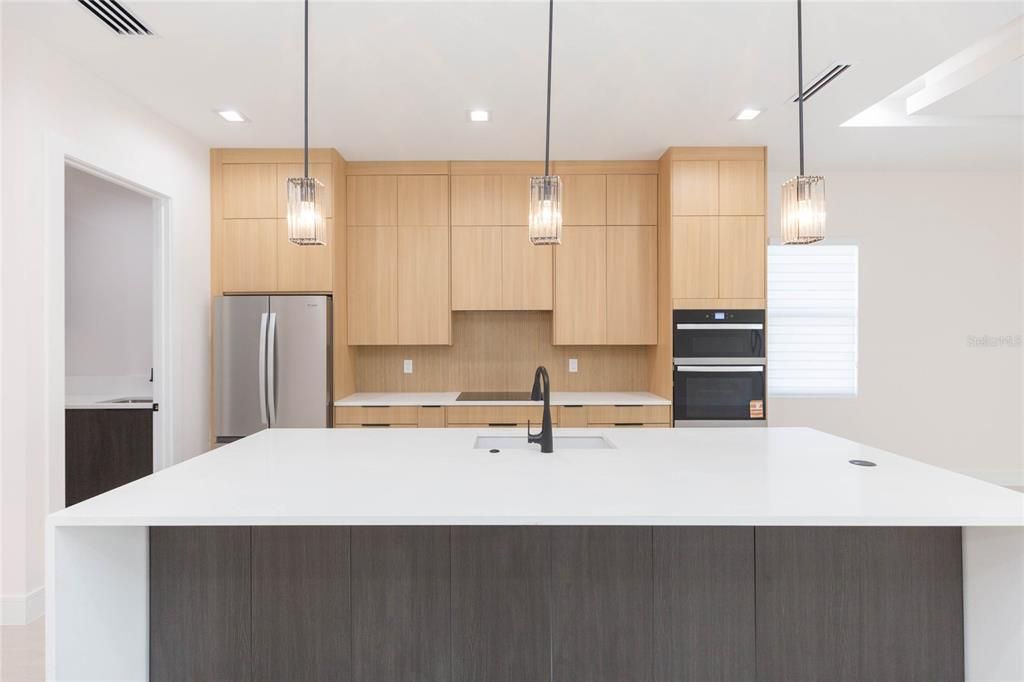 En Venta: $745,000 (4 camas, 3 baños, 2388 Pies cuadrados)