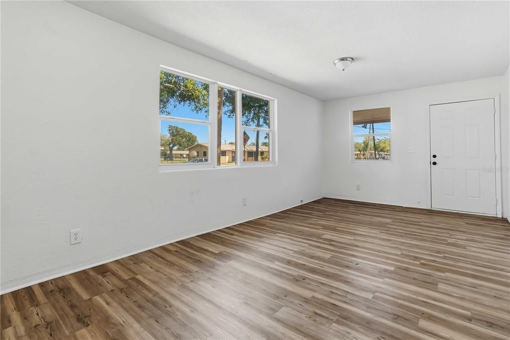 For Sale: $169,999 (3 beds, 1 baths, 1011 Square Feet)