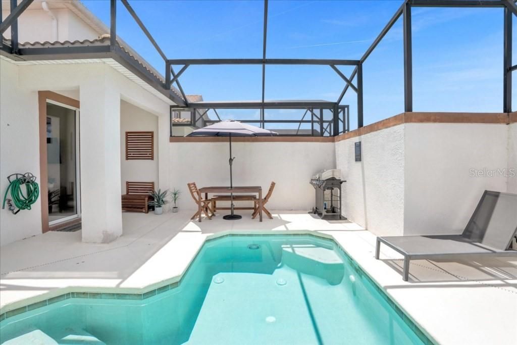 For Sale: $449,000 (5 beds, 4 baths, 2072 Square Feet)